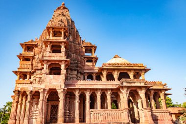 Antik Hindu tapınağı mimarisi. Parlak mavi gökyüzü. Gün içinde benzersiz bir açı.