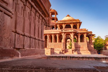 Antik Hindu tapınağı mimarisi. Parlak mavi gökyüzü. Gün içinde benzersiz bir açı.