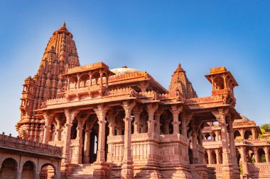 Antik Hindu tapınağı mimarisi. Parlak mavi gökyüzü. Gün içinde benzersiz bir açı.