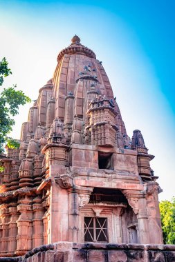 Antik Hindu tapınağı mimarisi. Parlak mavi gökyüzü. Gün içinde benzersiz bir açı.