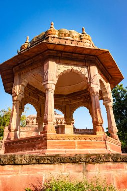 Antik Hindu tapınağı mimarisi. Parlak mavi gökyüzü. Gün içinde benzersiz bir açı.