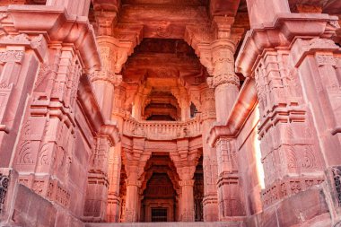 Antik Hindu tapınağı mimarisi Mandore Garden Jodhpur Rajasthan Hindistan 'da gündüz çekilen eşsiz bir açıyla çekilmiştir..