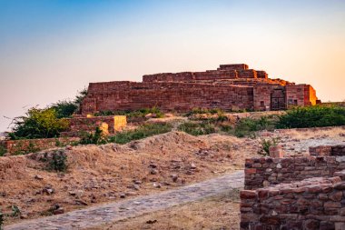 Mandore Garden Jodhpur Rajasthan Hindistan 'da çekilen eski harabe kale mimarisi..