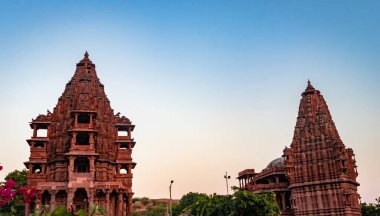 Antik Hindu tapınağı mimarisi. Parlak gökyüzü, gündüz benzersiz bir açıyla.