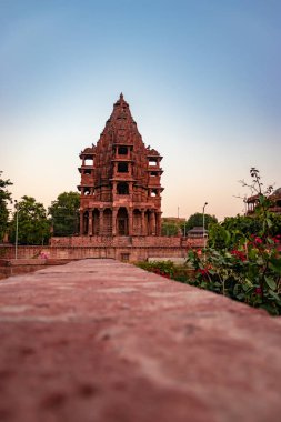 Antik Hindu tapınağı mimarisi. Parlak gökyüzü, gündüz benzersiz bir açıyla.