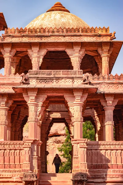 Mandore Garden Jodhpur Rajasthan Hindistan 'da gündüz çekilen farklı açılardan çekilen eski Hindu tapınağı üst mimarisi..