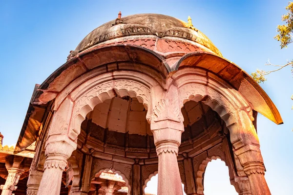 Antik Hindu tapınağı mimarisi. Parlak gökyüzü, gündüz benzersiz bir açıyla.