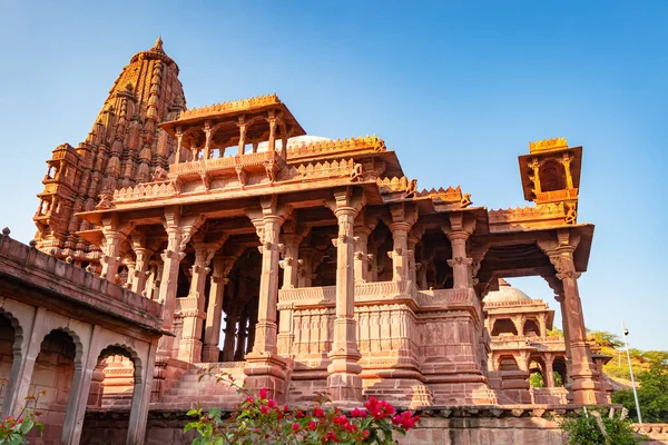 Antik Hindu tapınağı mimarisi. Parlak mavi gökyüzü. Gün içinde benzersiz bir açı.