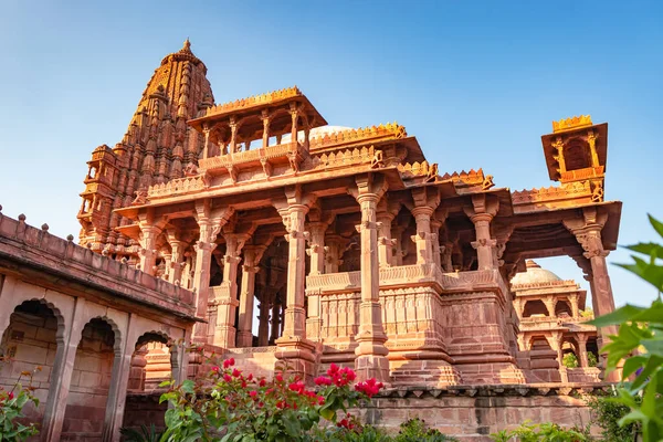 Mandore Garden Jodhpur Rajasthan Hindistan 'da çekilen eşsiz bir açı ile parlak mavi gökyüzü ile antik Hindu tapınağı mimarisi.