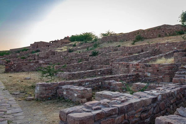 Mandore Garden Jodhpur Rajasthan Hindistan 'da çekilen eski harabe kale mimarisi..