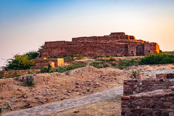 Mandore Garden Jodhpur Rajasthan Hindistan 'da çekilen eski harabe kale mimarisi..