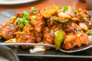 Masada düşük açılı lezzetli yemekler servis ediliyor.