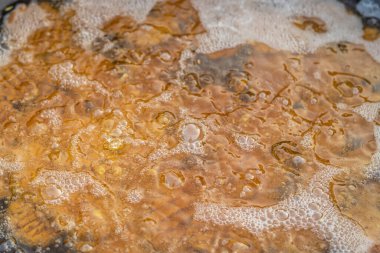 Düz açıyla kızgın rafine yağ.