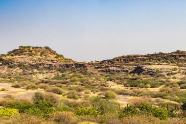 Düz bir açıyla akşamları düz gökyüzü olan verimsiz bir arazi.