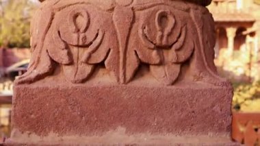 Antik Hindu tapınağının üst mimarisi gündüz farklı açılardan.