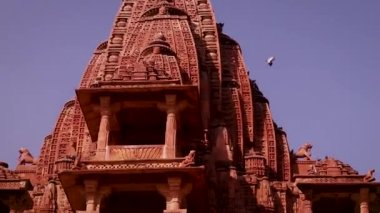 Antik Hindu tapınağının üst mimarisi gündüz farklı açılardan.