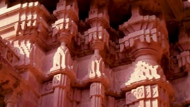 Antik Hindu tapınağının üst mimarisi gündüz farklı açılardan.