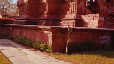 Antik Hindu tapınağının üst mimarisi gündüz farklı açılardan.