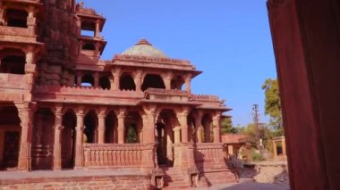 Antik Hindu tapınağının üst mimarisi gündüz farklı açılardan.