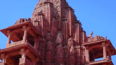 Antik Hindu tapınağının üst mimarisi gündüz farklı açılardan.