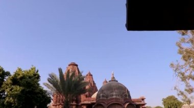 Antik Hindu tapınağının üst mimarisi gündüz farklı açılardan.