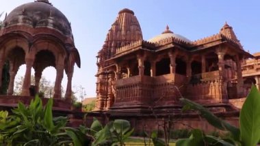 Antik Hindu tapınağının üst mimarisi gündüz farklı açılardan.