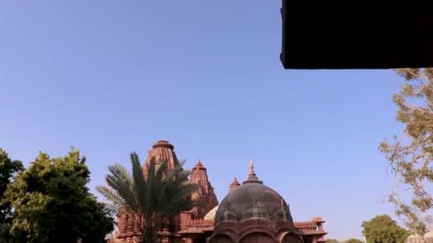 Antik Hindu Tapınağının Üst Mimarisi Gündüz Farklı Açılardan — Stok video