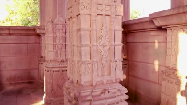 古代のヒンドゥー寺院の柱建築は昼とは違う角度から — ストック動画