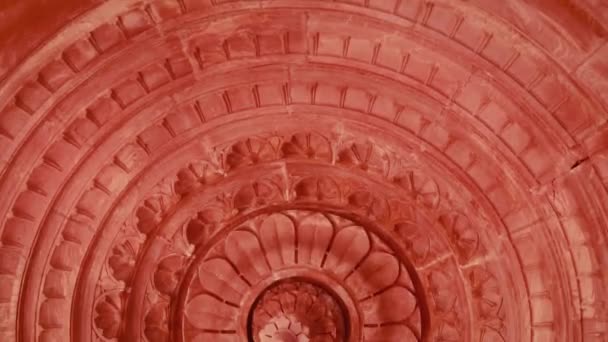 マンドール ガーデン ジョードプル ラジャスタン インディアで撮影された日のユニークな角度から建築内部の古代のヒンドゥー寺院ドーム — ストック動画