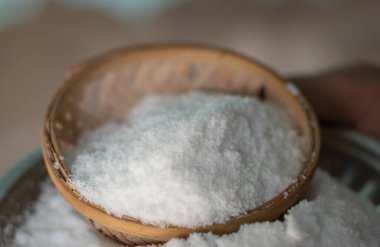 Bambu kasesinde gündüz üst açıdan izole edilmiş arka planda tutulan tuz.