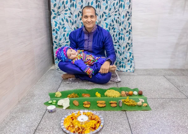 Отец Держит Мальчика Празднике Annaprashana Индийская Традиционная Еда Подается Банановом — стоковое фото