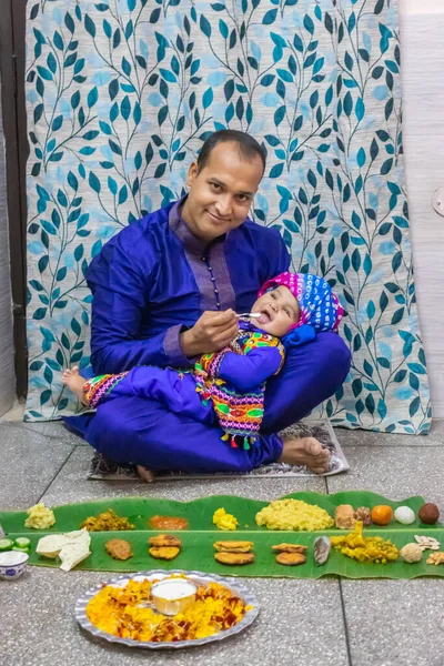 Far Holder Baby Dreng Annaprashana Lejlighed Indisk Traditionel Mad Serveret - Stock-foto