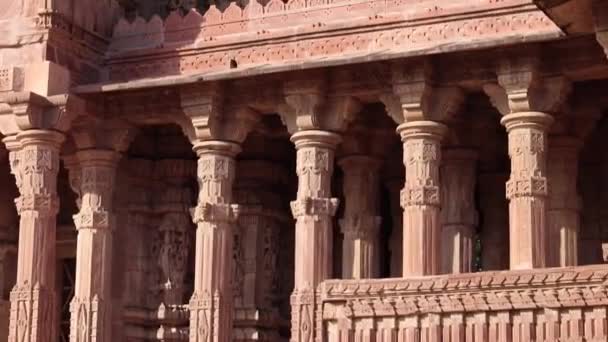 Czerwony Kamień Starożytnej Hinduskiej Świątyni Architektury Unikalnym Kątem Dzień — Wideo stockowe
