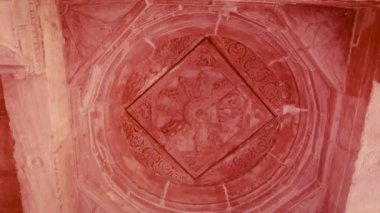 Kırmızı taş antik Hindu tapınağı mimarisi gündüz benzersiz bir açıyla.