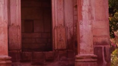 Kırmızı taş antik Hindu tapınağı mimarisi gündüz benzersiz bir açıyla.