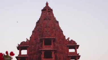 Kırmızı taş antik Hindu tapınağı mimarisi gündüz benzersiz bir açıyla.