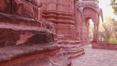 Kırmızı taş antik Hindu tapınağı mimarisi gündüz benzersiz bir açıyla.