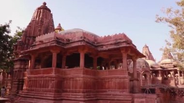 Kırmızı taş antik Hindu tapınağı mimarisi gündüz benzersiz bir açıyla.