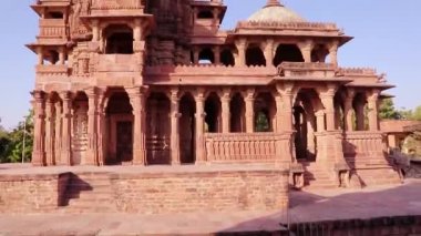 Kırmızı taş antik Hindu tapınağı mimarisi gündüz benzersiz bir açıyla.