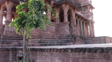 Kırmızı taş antik Hindu tapınağı mimarisi gündüz benzersiz bir açıyla.