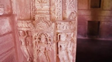 Kırmızı taş antik Hindu tapınağı mimarisi gündüz benzersiz bir açıyla.
