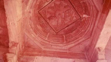 Kırmızı taş antik Hindu tapınağı mimarisi gündüz benzersiz bir açıyla.