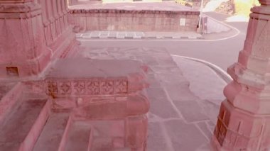 Kırmızı taş antik Hindu tapınağı mimarisi gündüz benzersiz bir açıyla.