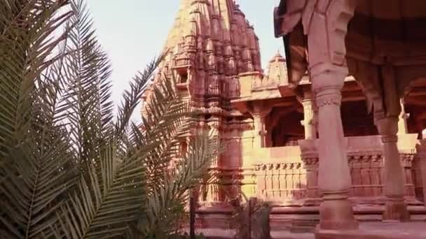 Kırmızı Taş Antik Hindu Tapınağı Mimarisi Gündüz Benzersiz Bir Açıyla — Stok video
