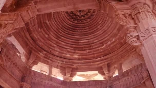 Starożytnej Hinduskiej Świątyni Kopuły Wewnątrz Architektury Unikalnego Kąta Dzień Strzał — Wideo stockowe