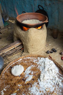 pirinç zemin ekmeği geleneksel toprak damarlarında farklı açılardan ahşap ateşte yapılır.