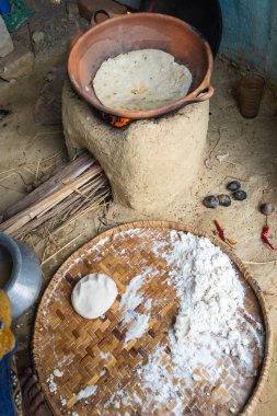pirinç zemin ekmeği geleneksel toprak damarlarında farklı açılardan ahşap ateşte yapılır.