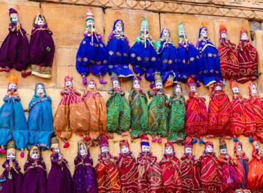 Geleneksel kuklalar 25 Ocak 2023 'te Jaisalmer Kalesi Rajasthan Hindistan' da sokak dükkanından çekilir..