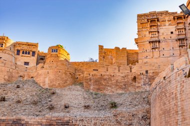 Antik miras Jaisalmer Kalesi Sabah parlak gökyüzü ile vintage manzara