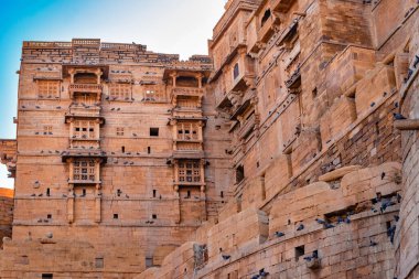 Antik miras Jaisalmer Kalesi Sabah parlak gökyüzü ile vintage manzara